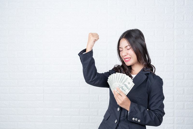 how-to-avoid-absd-woman-holding-bank-notes