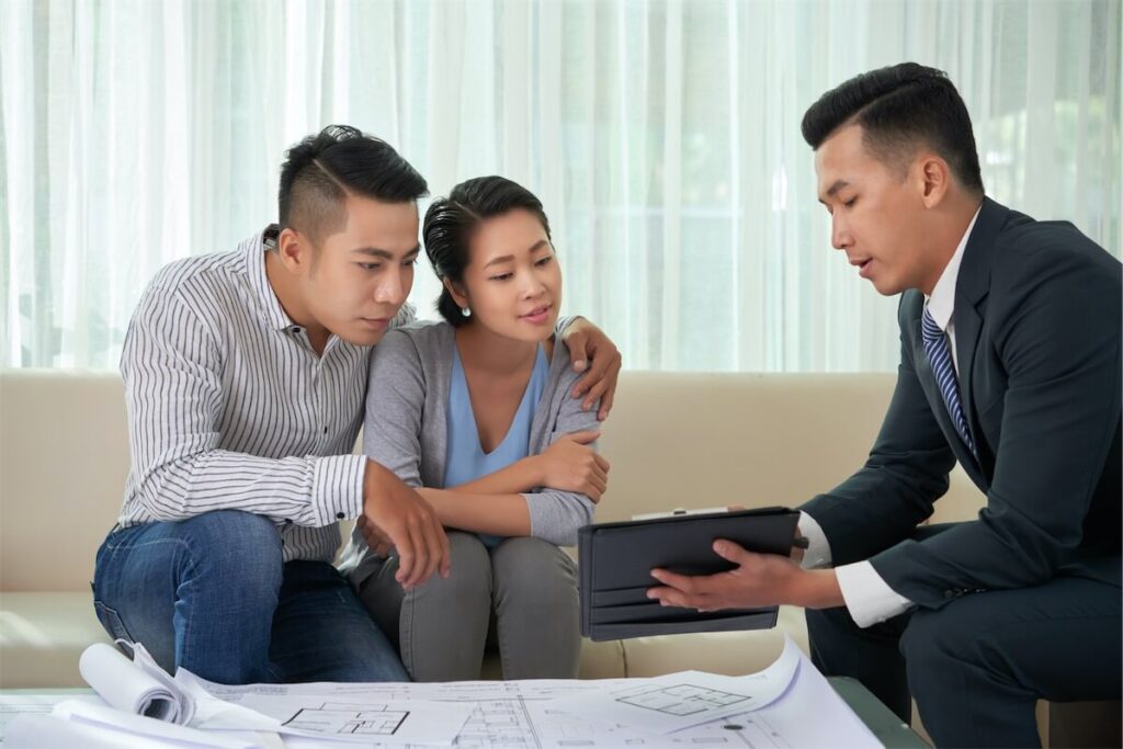 Mortgage broker in Singapore working with a Singaporean couple on their mortgage loans 