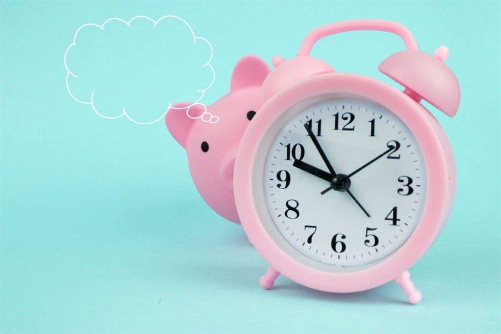 Image of a clock and piggybank to show the duration of getting an IPA for your home loan in Singapore