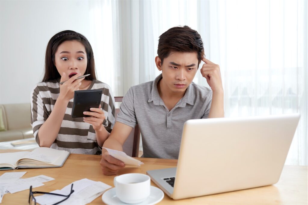 Couple looking at current home loan rates fluctuating based on the interest rates in the US market