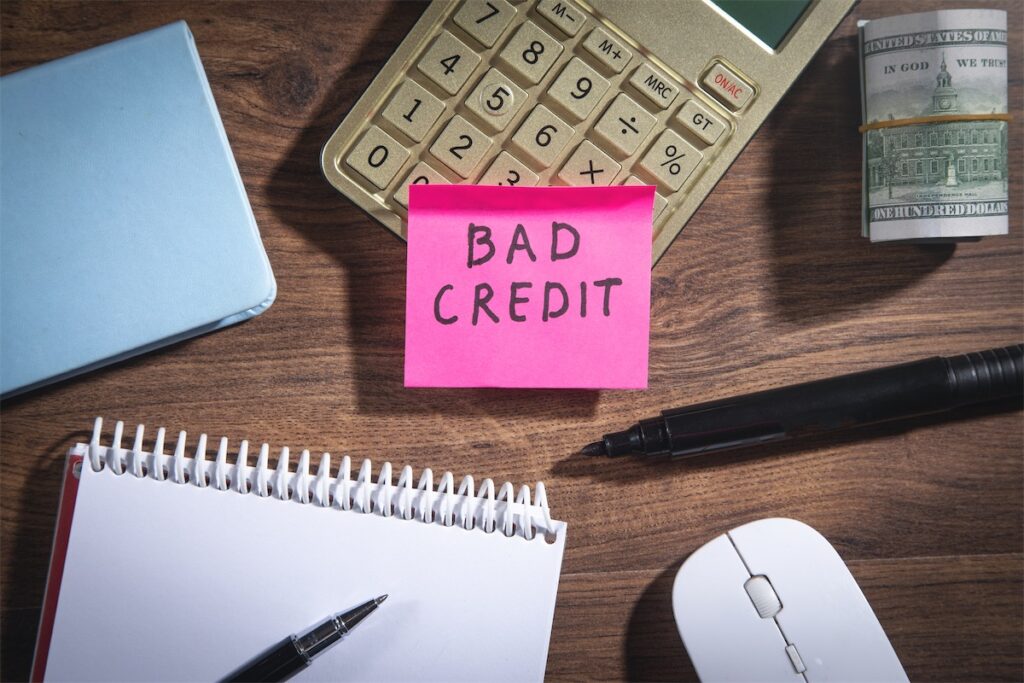 Image of a bad credit post-it note on the table symbolising bad credit score in Singapore